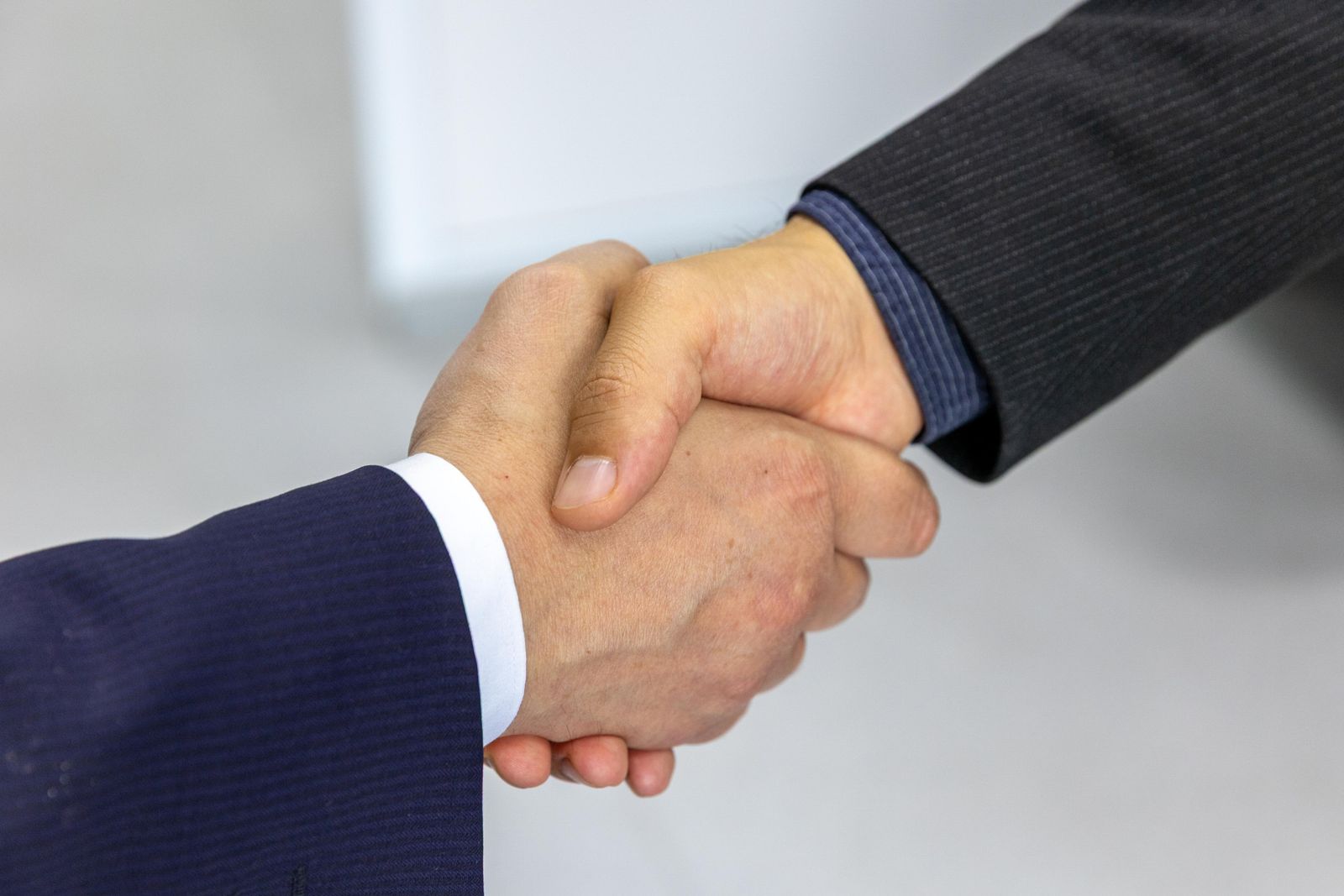 UAE business setup consultant and client shaking hands to get started